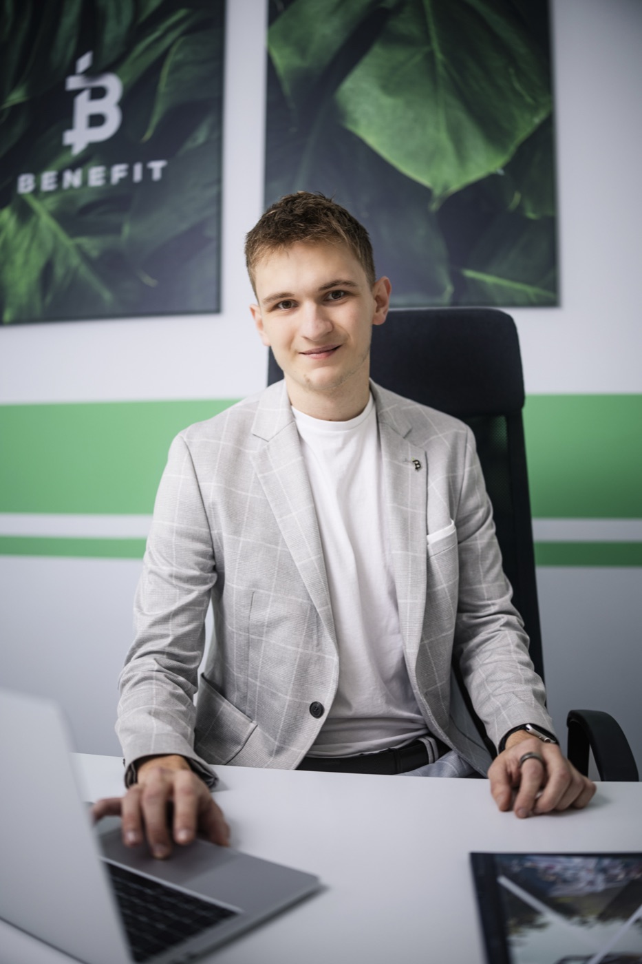 Matěj Vrabec u pracovního stolu